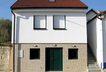 Apartm  n u R  vy allows 18 year olds to book a room