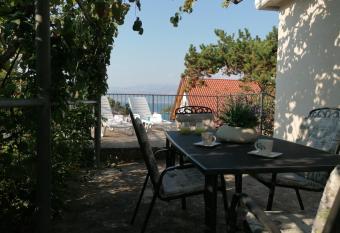 La Petite Maison has Balcony rooms