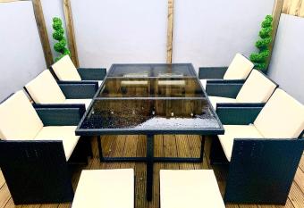 Victory luxury hot tub house allows 18 year olds to book a room