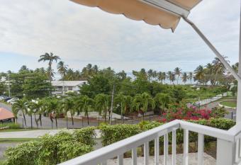 Agr  able studio face    la plage :) has Balcony rooms