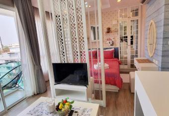 Sweet Seaview flr6 with toproop pool flr7 at The BluX Bangsaen has Balcony rooms