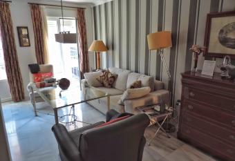 Duplex, terraza, 10 min coche centro Sevilla allows 18 year olds to book a room