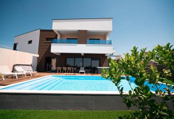 Villa Estate has rooms with a private hot tub