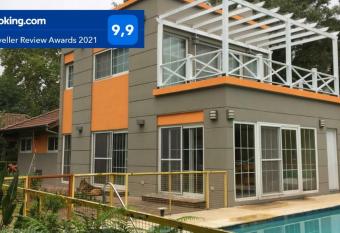 La Naturaleza de Parque Leloir en Familia has rooms with a private hot tub