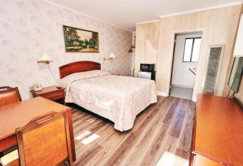 7 Inn allows 18 year olds to book a room