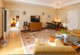 Maison Messmer - ein Mitglied der Hommage Luxury Hotels Collection has rooms with a private hot tub