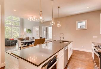 4BR 3B 3.5m to Broadway Bachelorette/ Family has Balcony rooms