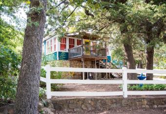 The Bluebird Cottage Style Cabin with Hot Tub near Turner Falls and Casinos has rooms with a private hot tub