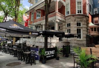 Auberge Jeunesse QBEDS Hostel has Balcony rooms