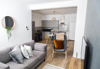 The Kensington House - Contemporary Accommodation in Nottingham has Balcony rooms