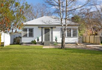 Ronelle Cottage has Balcony rooms