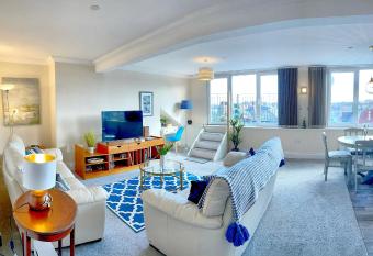 Scarborough-Penthouse, with private balcony, lift and parking allows 18 year olds to book a room
