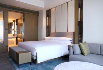 Jiaxing Marriott Hotel has rooms with a private hot tub