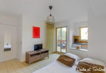 Fabulous 1 bedroom with pool, tennis and terrace - Dodo et Tartine has Balcony rooms