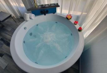 Reina Victoria Prado Sastre has rooms with a private hot tub