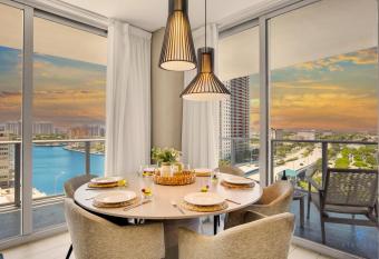 5 * AMENITIES Luxury 3 BR - FRONT Intercostal VIEW has rooms with a private hot tub