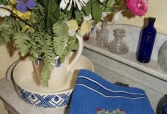 Chambres d h  tes Ch  teau de Bonabry has rooms with a private hot tub