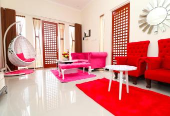 Villa Holiday by Masterpiece Villa has Balcony rooms