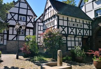 F  nf Giebel Eck in der Freiheit am Ruhrtalradweg allows 18 year olds to book a room