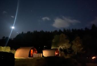 Stoneymollan over Loch Lomond has rooms with a private hot tub