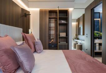 We Me Suite Hotel has rooms with a private hot tub