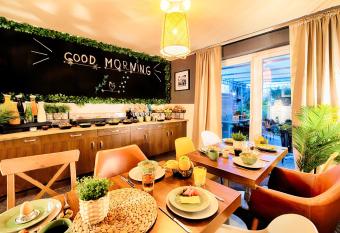 Hotel F  rst Garden allows 18 year olds to book a room