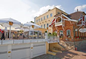 Hotel Wittelsbacher H  h allows 18 year olds to book a room