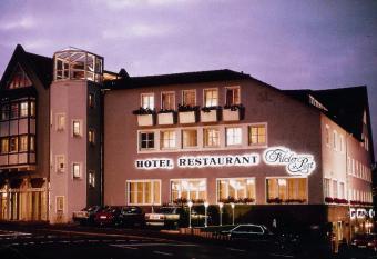 Airport Hotel Filder Post allows 18 year olds to book a room