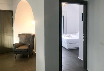 Amphitrite Suites Santorini allows 18 year olds to book a room