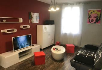 APPARTEMENT STYLE POP ART avec GARAGE CENTRE HISTORIQUE BEZIERS has Balcony rooms