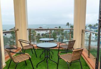 Elna s Haven - Nyali Sea View Apartment has rooms with a private hot tub
