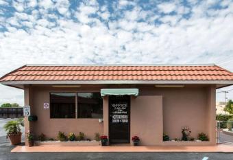 Rodeway Inn Fort Pierce Us Highway 1 has Smoking rooms