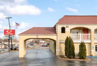 Econo Lodge has Smoking rooms