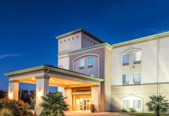 Quality Inn & Suites has rooms with a private hot tub