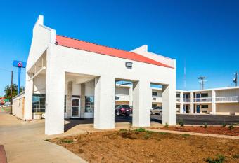 Motel 6 Childress Tx allows 18 year olds to book a room
