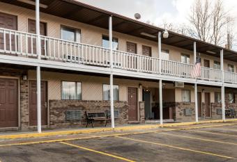 OYO Hotel Chapmanville Inn, Wv - Hwy 119 has rooms with a private hot tub