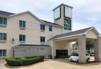 Quality Inn & Suites Roanoke - Fort Worth North allows 18 year olds to book a room