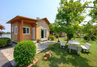 Beung Sampathuan Fishing & Resort has Balcony rooms