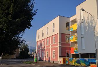 214 Salzburg, 30m2, 2-4 Personen allows 18 year olds to book a room