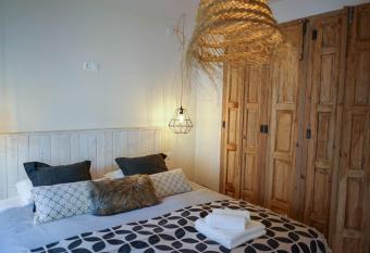 Ronda Center Apartments with Pool allows 18 year olds to book a room