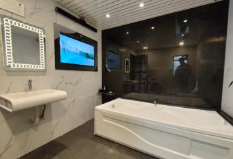 OSI Apartments Andheri West has rooms with a private hot tub