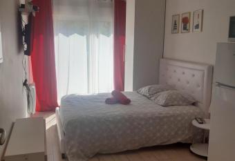 LA nuit   toil  e has Balcony rooms