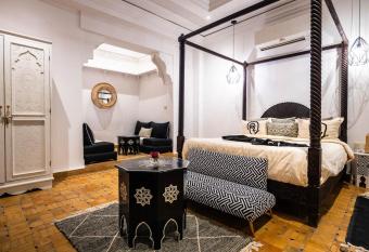 Riad La Croix Berbere De Luxe has rooms with a private hot tub