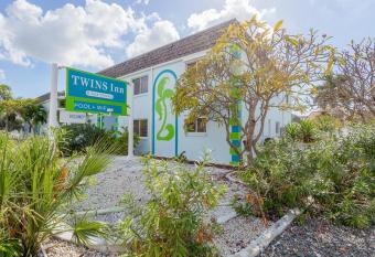 Twins Inn & Apartments has Balcony rooms