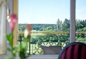 Steigenberger Hotel Der Sonnenhof allows 18 year olds to book a room