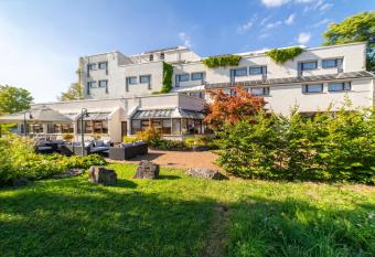 Stadt-gut-Hotel Filderhotel allows 18 year olds to book a room