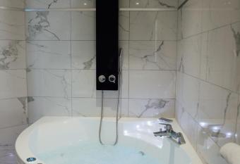 Amiraut   has rooms with a private hot tub