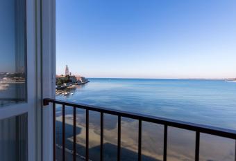 Bella Vista Premium Apartment allows 18 year olds to book a room