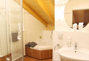 Landhotel Guglhupf has rooms with a private hot tub