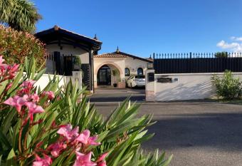 H  tel particulier - Les lodges du Bassin d Arcachon- Petit-d  jeuner sur demande- Prestations haut de gamme allows 18 year olds to book a room